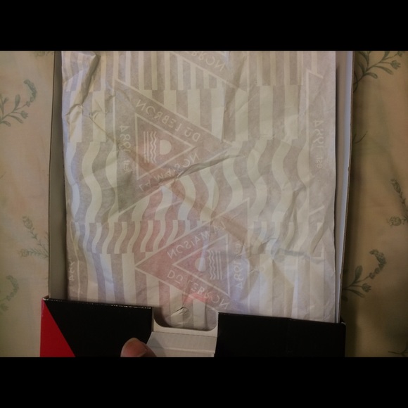 LeBron XI 11 Low Le Maison Du Collection - Picture 6 of 7